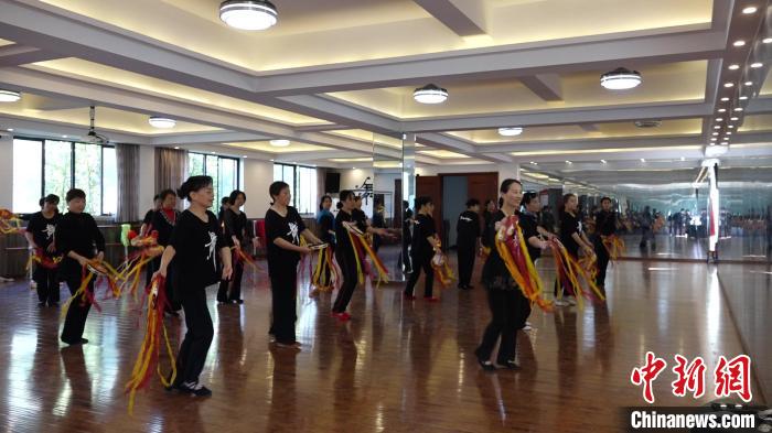 社区教育中心的老年大学舞蹈馆内，老人们跟随老师练习舞蹈。　夏文豪 摄