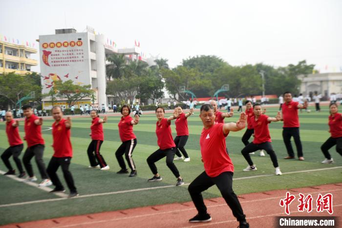 广西一中学将非遗引进校园两千学生同打少林拳