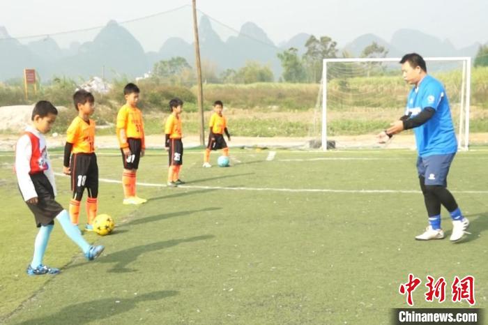图为一名公益足球教练正在教学。　刘俊聪 摄