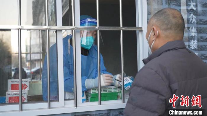 在菏泽成武县发热诊疗便民服务站内，医护人员正在为民众配药。　张天峰 摄