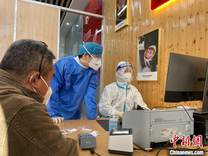 市民在咖啡馆改造的发热门诊就诊。　杭州未来科技城医院供图