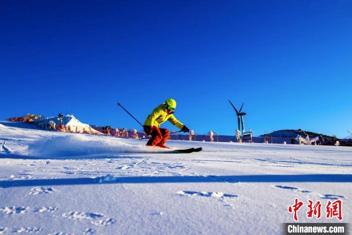 贵州：游客“打卡”滑雪泡温泉假期经济有序复苏