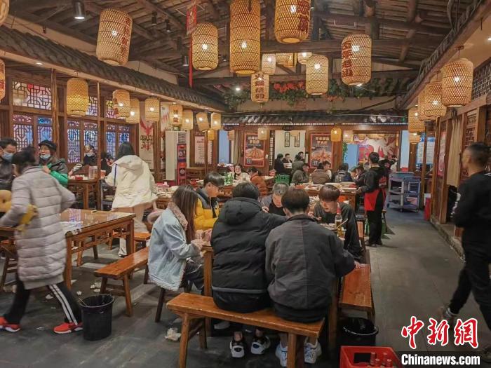 图为位于重庆市江北区洋河中路的老甘家餐馆内，顾客基本坐满大厅。　重庆市税务局供图