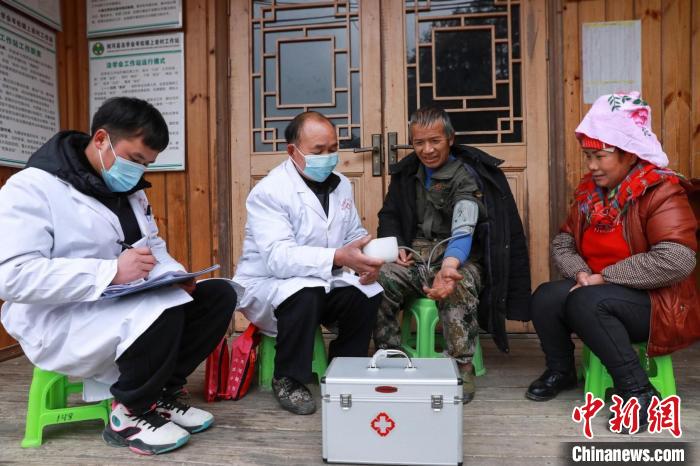 （新春走基层）贵州剑河：坚守28载村医父子接续守护村民健康