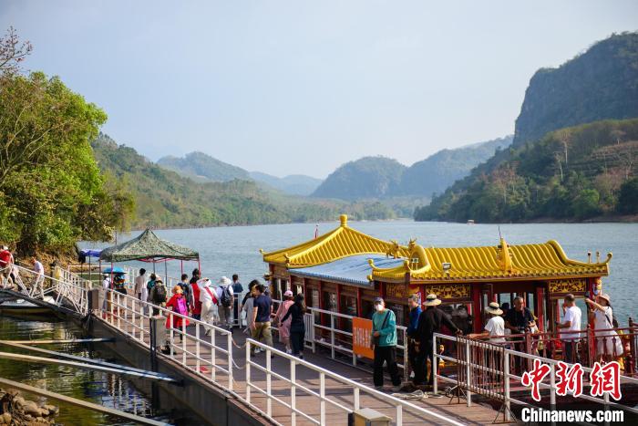 游客在昌江七叉镇尼下村的码头乘船游江赏木棉。　凌楠 摄