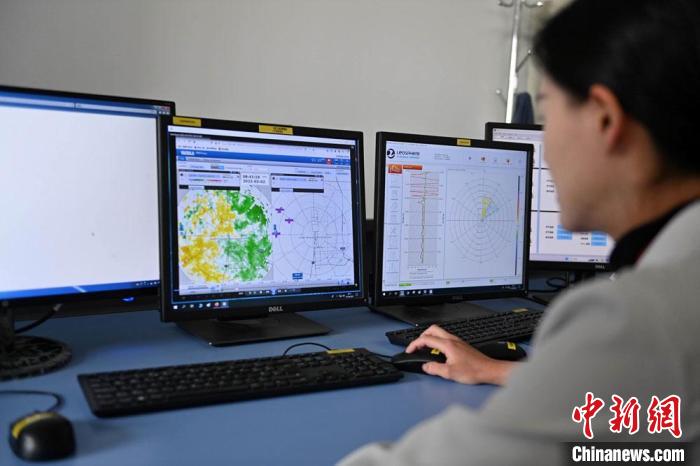 4月中旬，中国民用航空西北地区空中交通管理局甘肃分局航空气象员，正监测兰州中川国际机场的动态天气。　李亚龙 摄