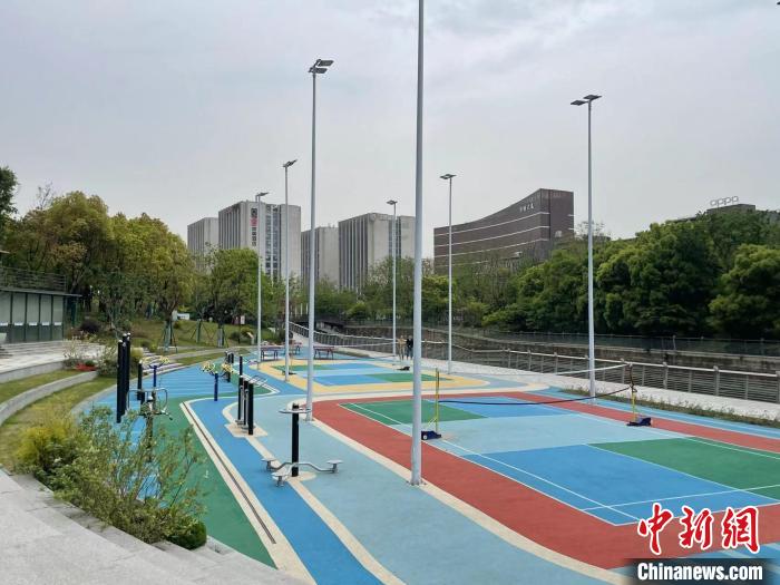 图为杭州余杭区一嵌入式体育场地。　张煜欢 摄